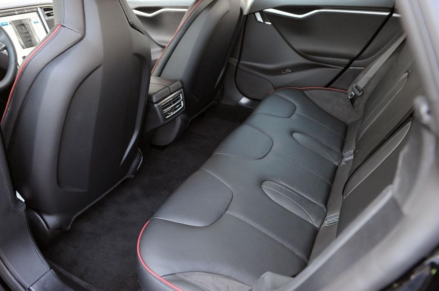 Интерьер Tesla Model S 2012 года  (фото 42 из 88)